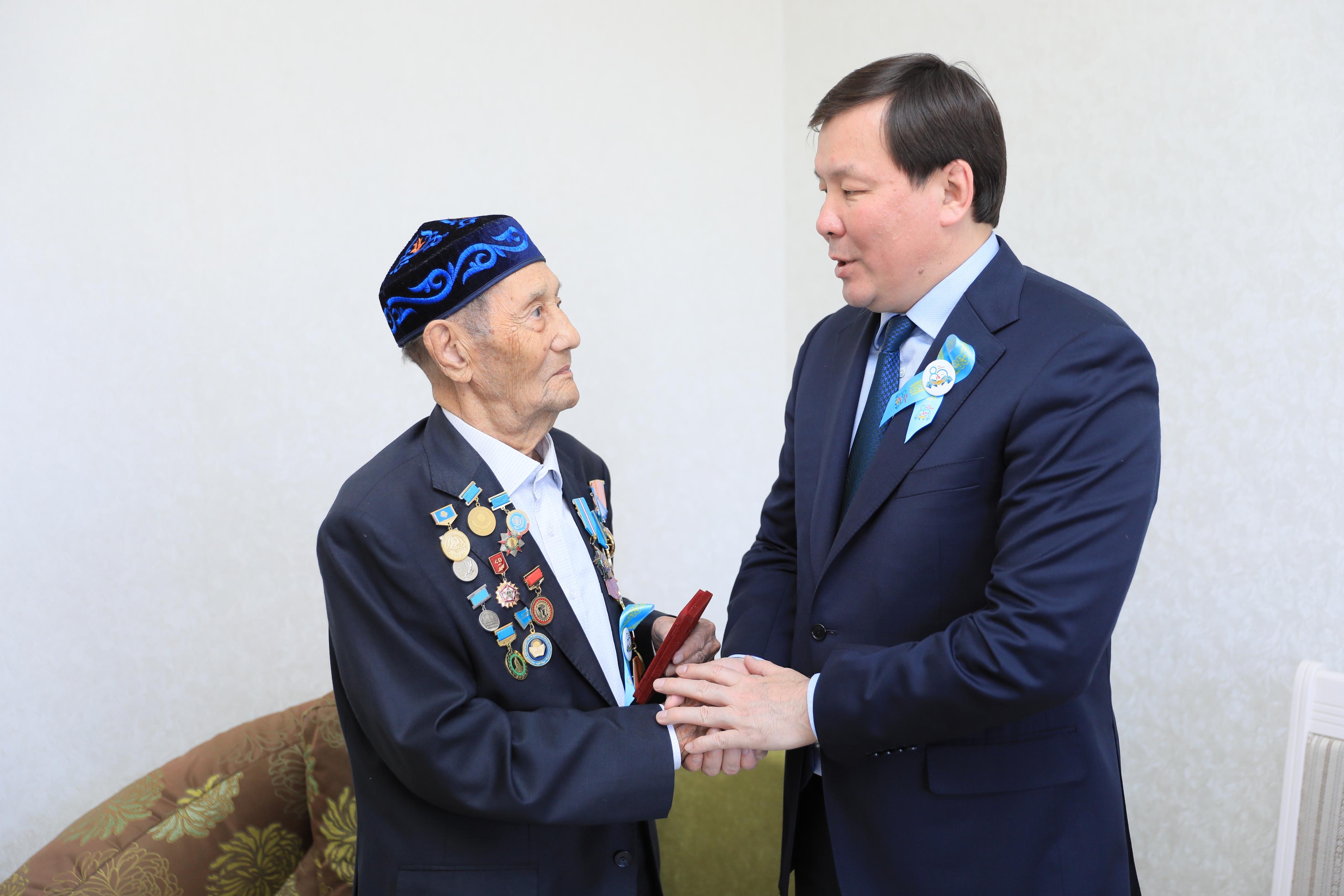 Жеңістің 80 жылдығы: өңір басшысы тыл ардагерлерін мерекелік медальдармен марапаттады