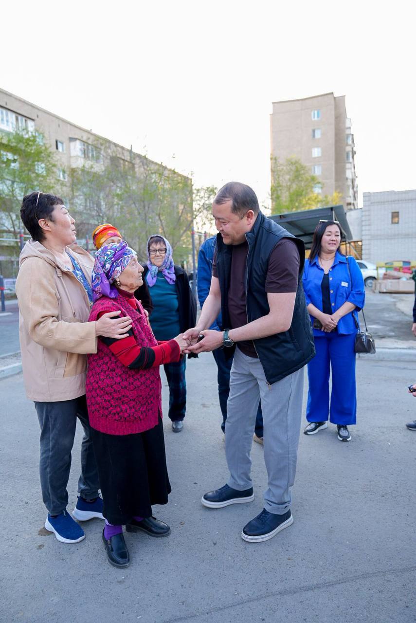 Семейде тұрғын үй аулаларын абаттандыру жұмыстары жалғасып жатыр