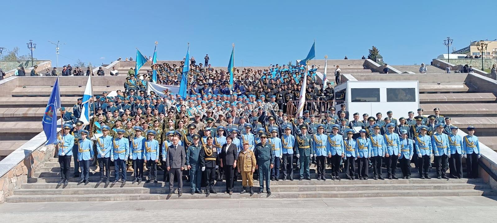 Павлодарлық оқушылар Жеңістің 80 жылдығына арналған сап пен әнді тамашалады