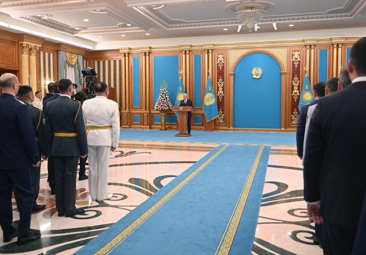 Президент Қасым-Жомарт Тоқаев мемлекеттік наградалар, жоғары әскери және арнаулы атақтар, сыныптық шендер тапсыру рәсіміне қатысты
