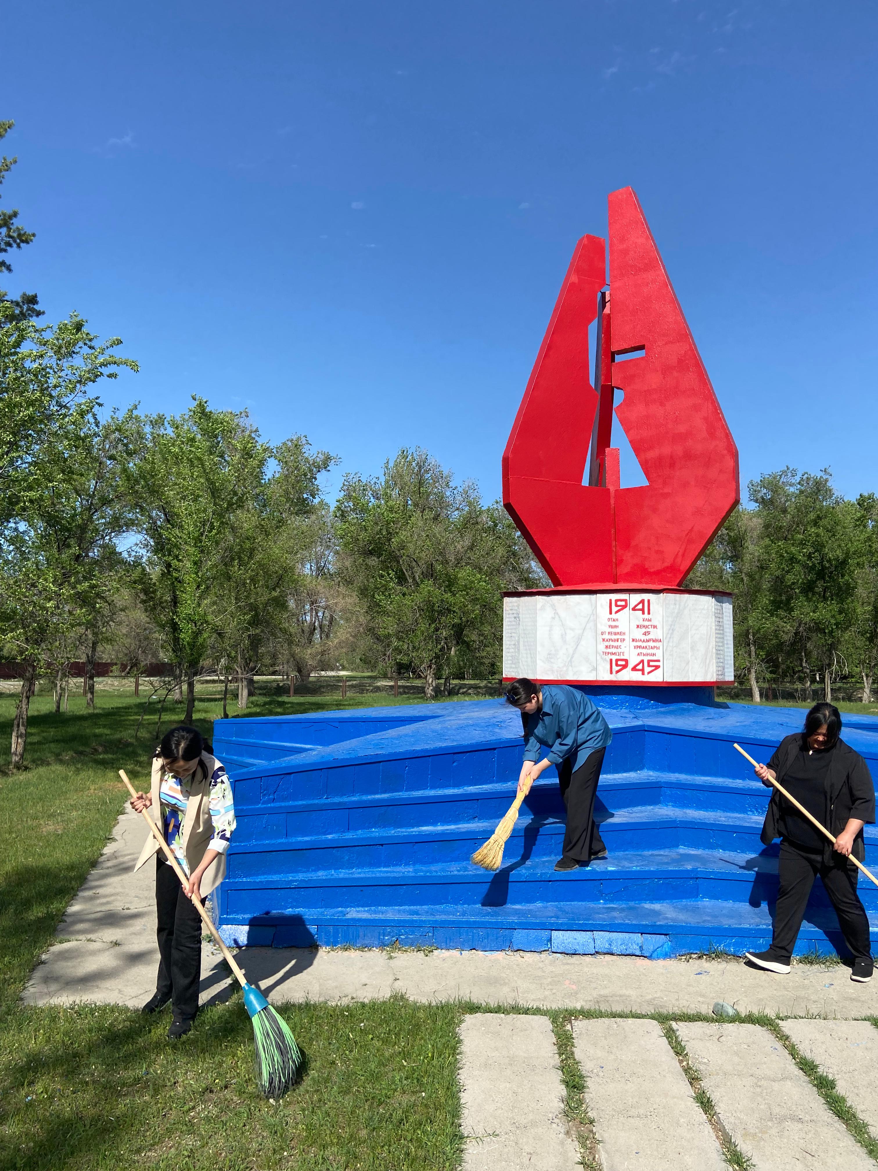 "Жеңістің 80 жылдығына орай: Қарабөгет ауылында ескерткіш алаңында сенбілік өтті"