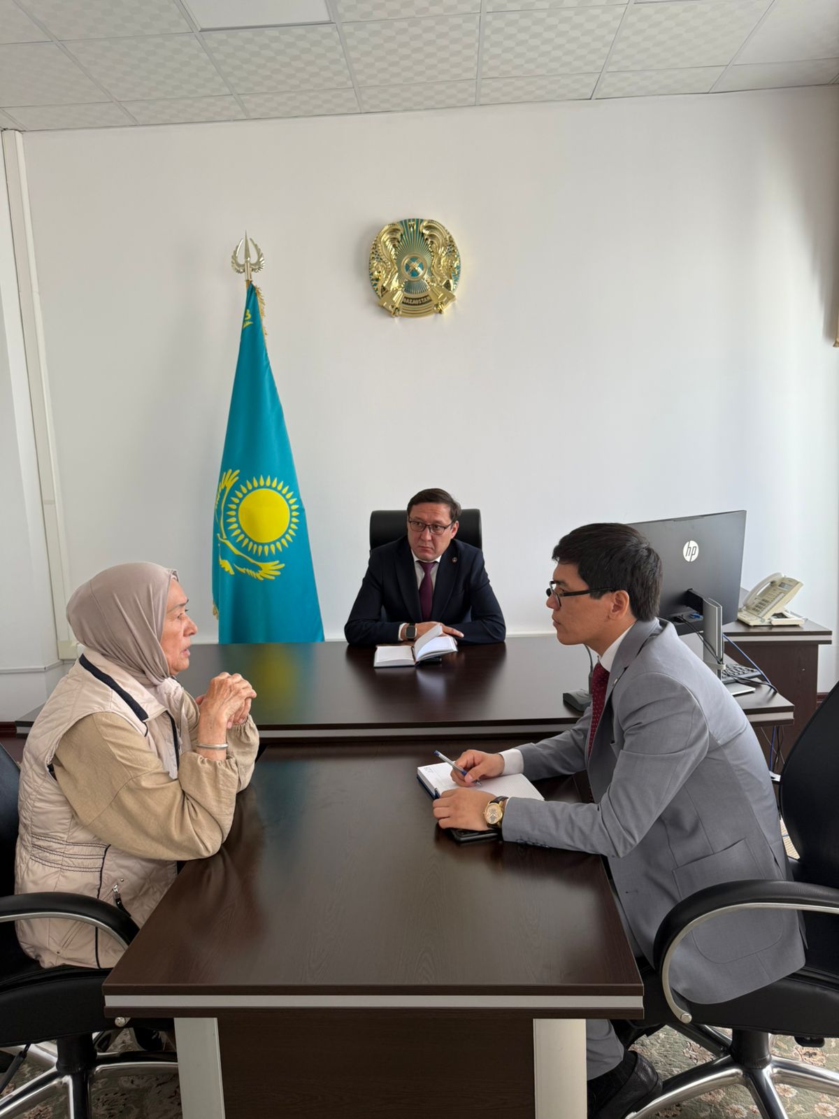 Ж.Асадинұлы облыс әкімдігінің «Азаматтарды қабылдау орталығында» жеке және заңды тұлғалардың өкілдеріне жеке қабылдау жүргізіп, сұрақтарына жауап берді.