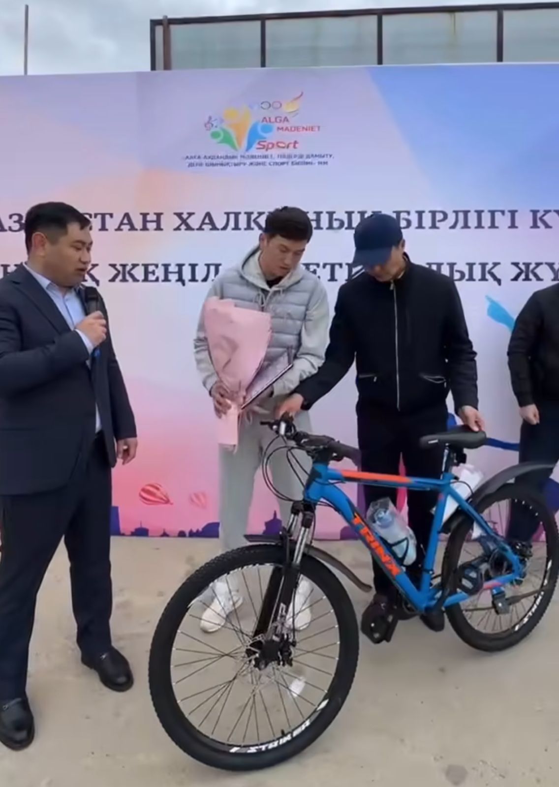 1 мамыр — Қазақстан халқының бірлігі күніне орай, аудан әкімі Асланбек Шүйіншәлиев 4 жылда бір рет өтетін бокстан Қазақстан Республикасының VI жастар спорт ойындарының күміс жүлдегері Руслан Динеуовты жеңісімен құттықтады.