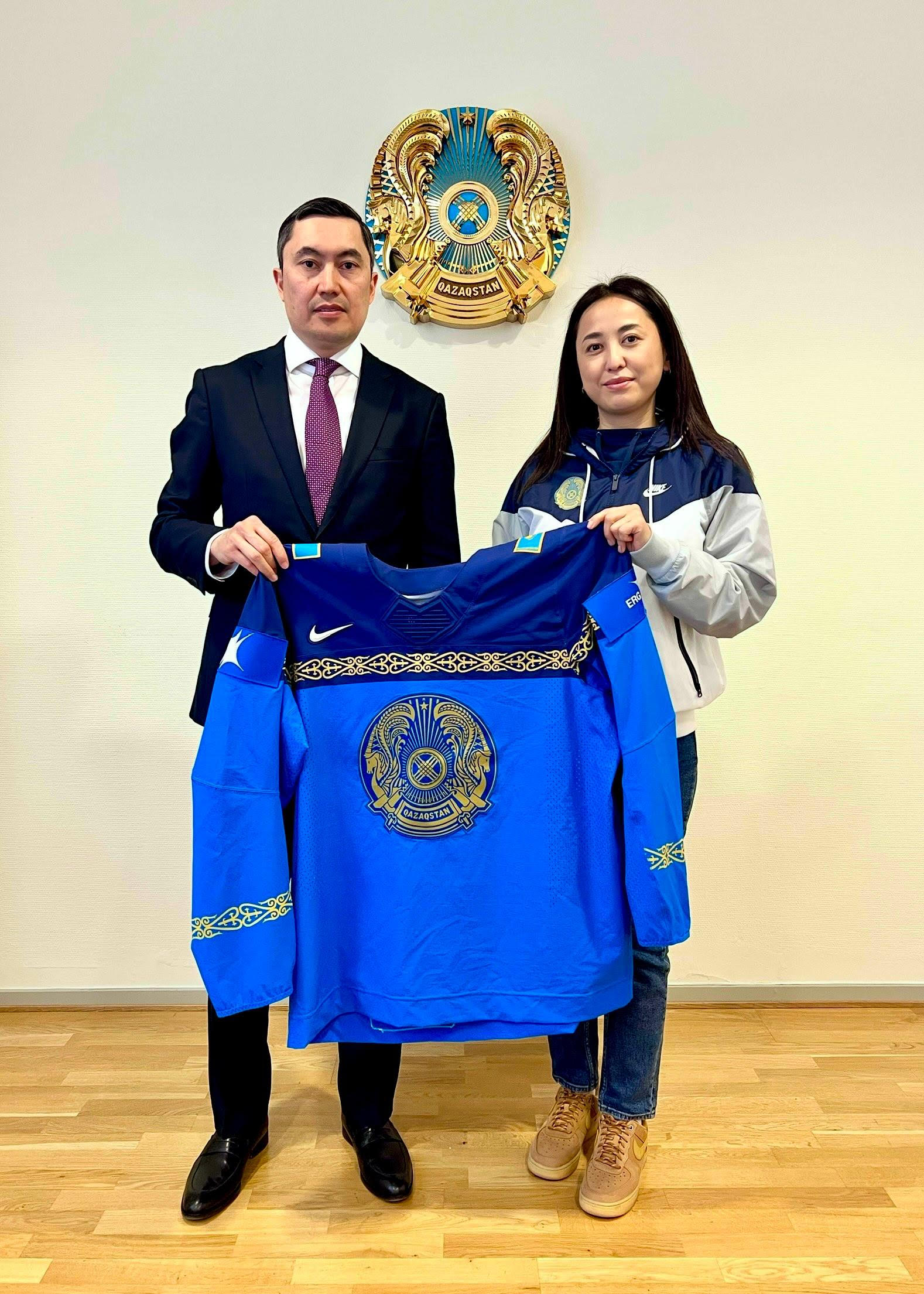 Қазақстанның Швециядағы Елшісі Әлем чемпионаты алдында хоккейден Ұлттық құраманың менеджерімен кездесті