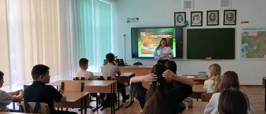 Лисаковск өңірлік мемлекеттік архивінің архившісі  Кеңес Одағының Батырының 105 жыл туғанына орай мектеп сабағын өткізді
