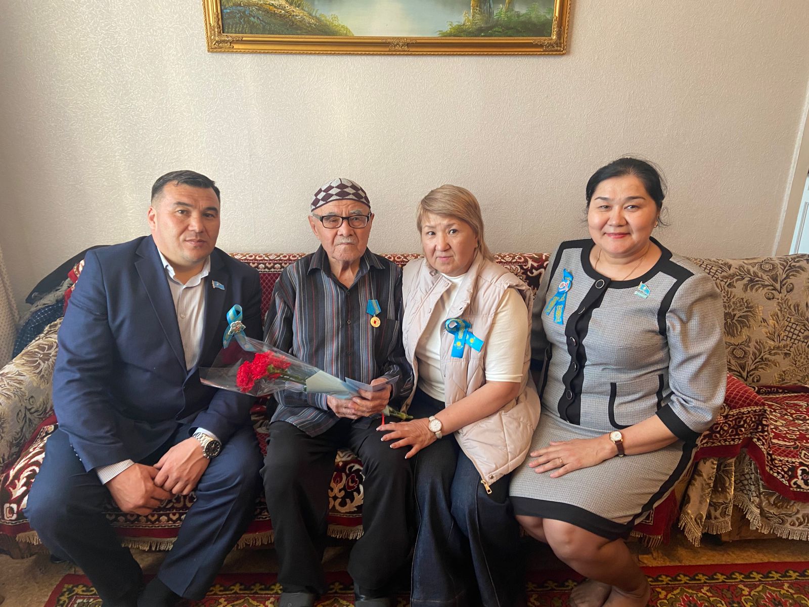 Бүгін Буландын аудандық мәслихатының депутаттары тыл еңбеккерлерінің үйлеріне барып, Ұлы Отан соғысының 80 жылдығына орай мерекелік медаль мен куәліктерді табыстады.