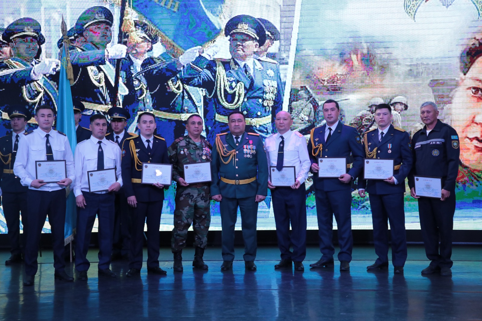 Отан қорғаушылар күні мен Жеңіс күні қарсаңында үздік қызметкерлер марапатталды