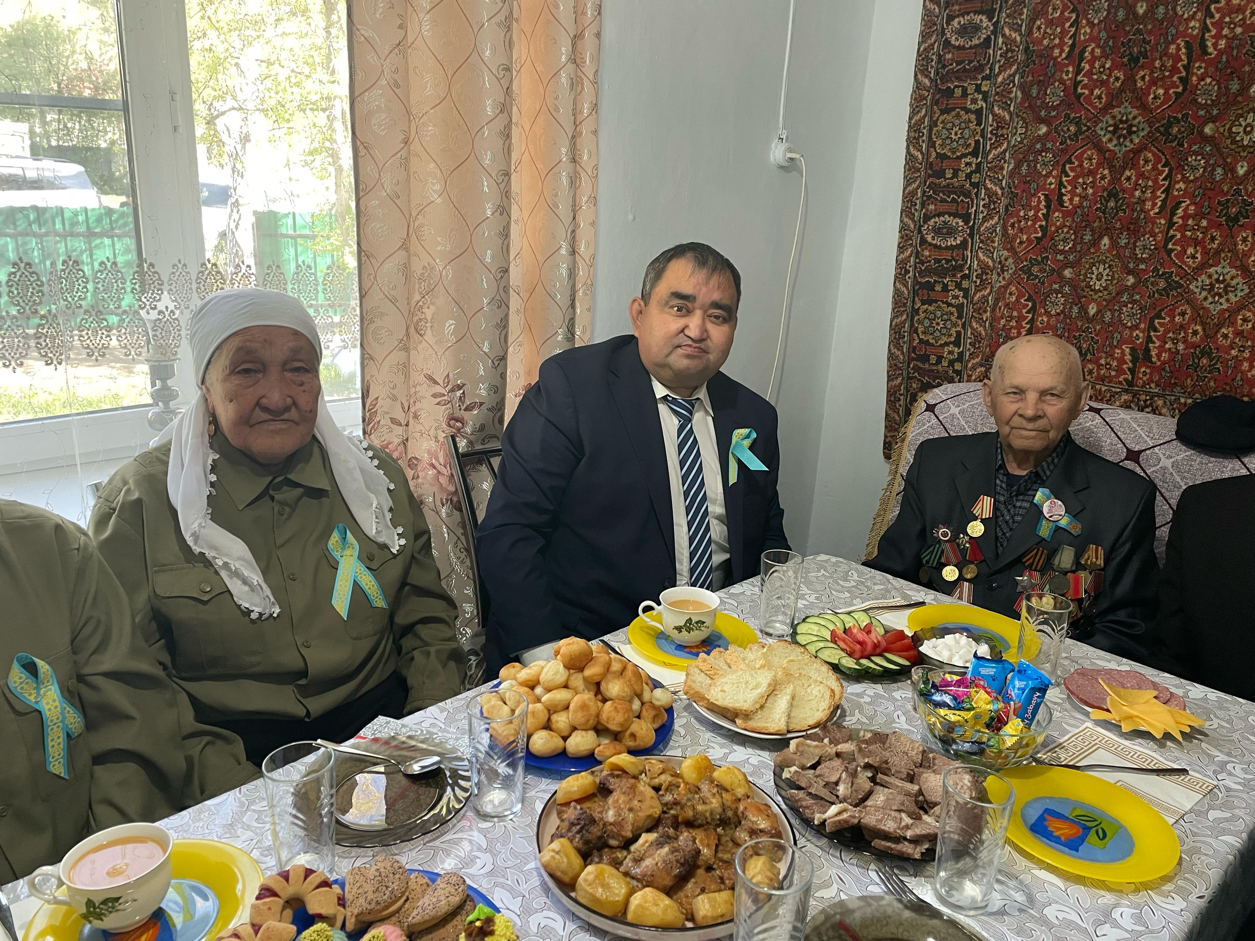 Марқакөл ауданының тұрғындары 99 жастағы ҰОС ардагерін Жеңістің 80 жылдығымен құттықтады
