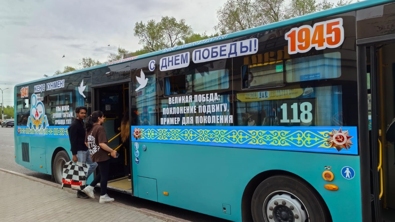 Қарағандыда Жеңіс күніне орай жолаушылар автобустары безендірілді
