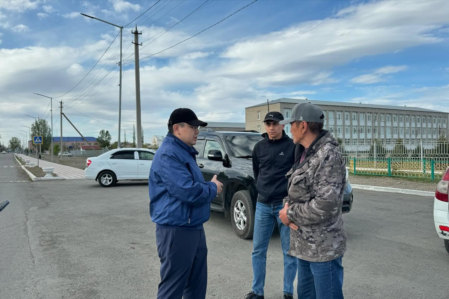Аудан әкімі Қарауыл ауылында жүріп жатқан бірқатар құрылыс және жөндеу жұмыстарының барысын бақылады.