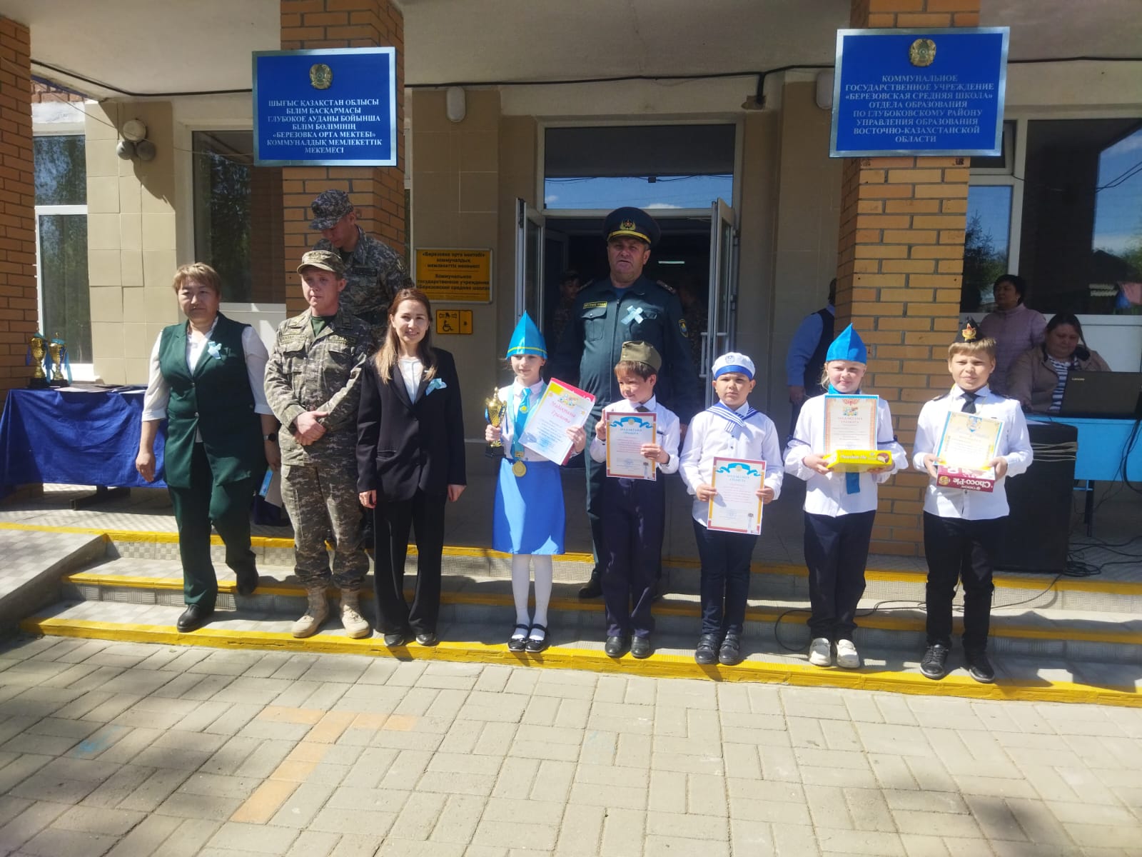 Березовка орта мектебінде батырлар  күніне және Жеңіс күнінің 80 жылдығына арналған сапқа тұру  және әндер байқауы өтті