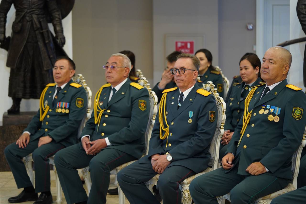 Отан қорғаушы күніне орай алғашқы әскери және технологиялық дайындық пәні мұғалімдері марапатталды