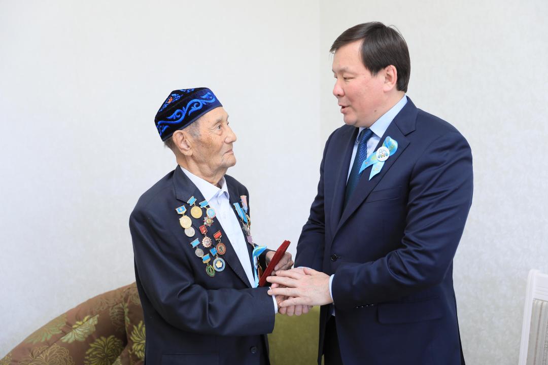 Жеңістің 80 жылдығы: өңір басшысы тыл ардагерлерін мерекелік медальдармен марапаттады