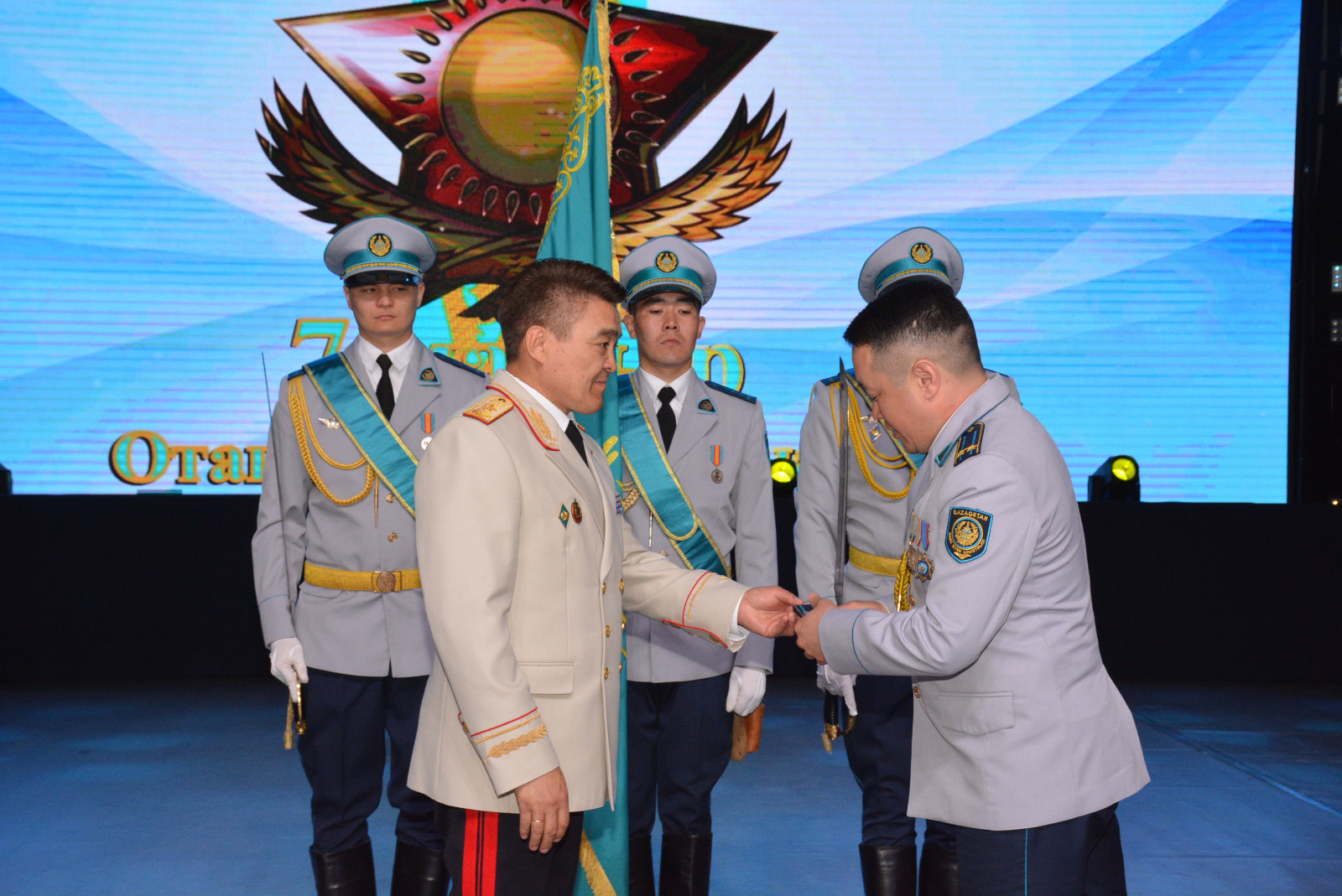 Жеңіс күні мен Отан қорғаушылар күні қарсаңында полиция қызметкерлері марапатталды