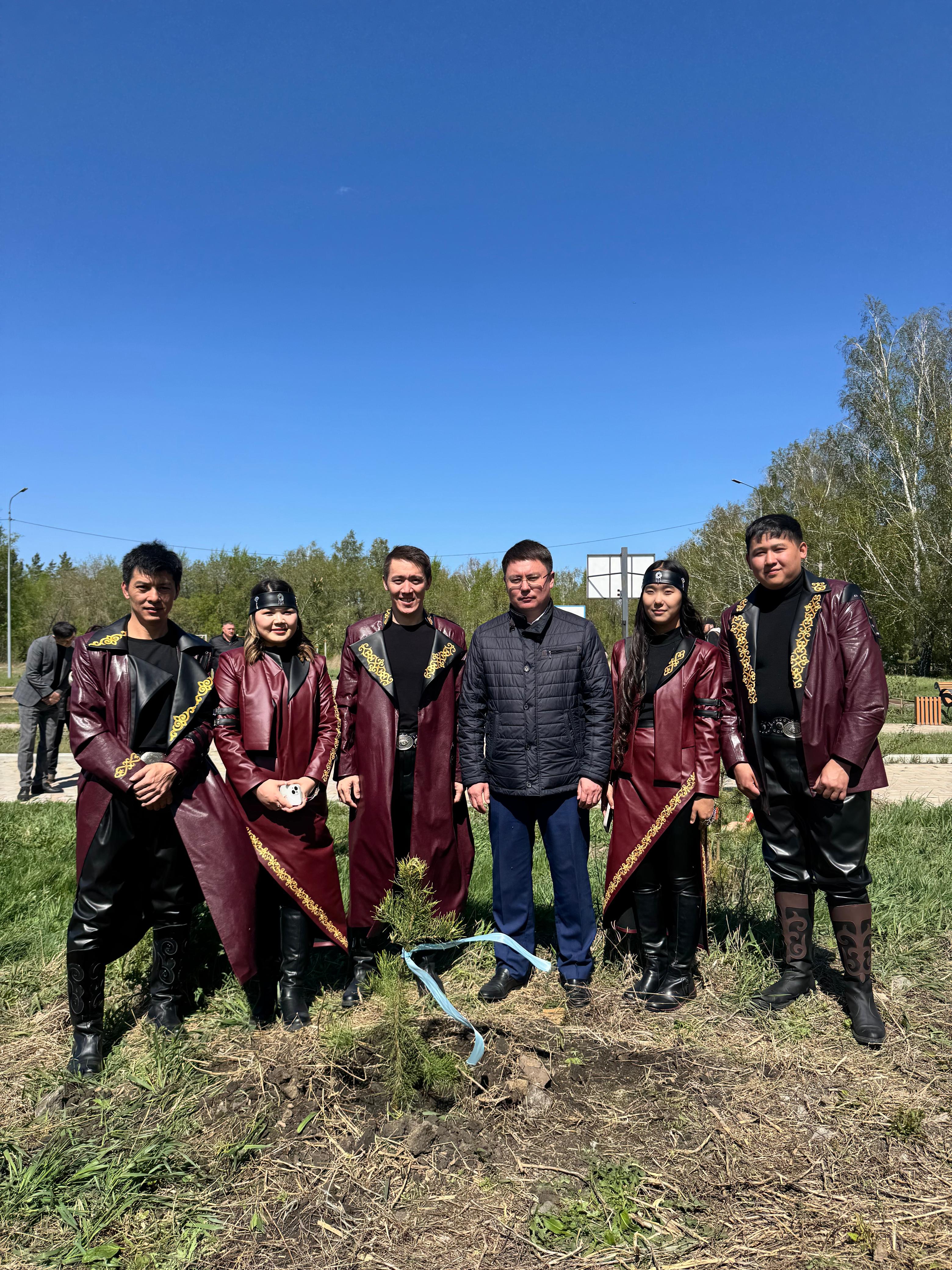 📢 1 мамыр — Қазақстан халқының бірлігі күні! Сонымен қатар, биыл — Қазақстан халқы Ассамблеясының 30 жылдық мерейтойы. Осыған орай, аудан орталығы — Сергеевка қаласында ерекше мәнге ие игі іс атқарылды: қарағай ағаштарының көшеттері отырғызылды 🌲✨