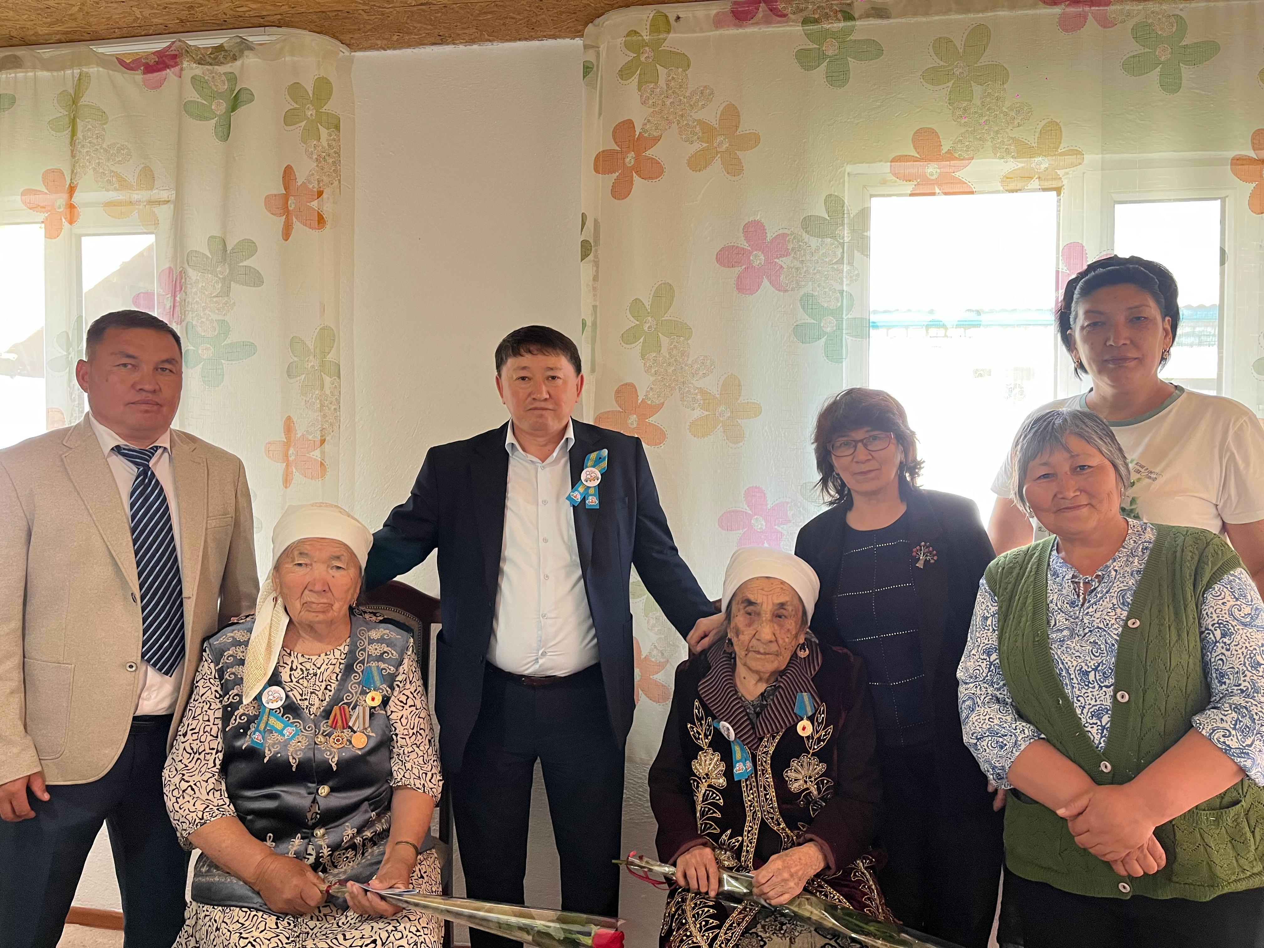 Алакөл ауданы әкімінің орынбасары М.Т. Төлеужанов тыл ардагерлерін құттықтауы.