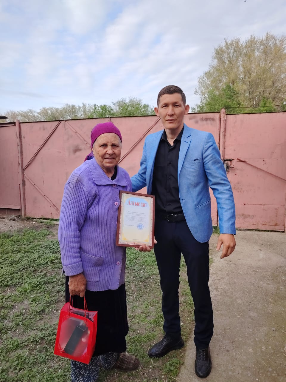 "Қазақстан халықтарының бірлігі" күніне орай өзге ұлт өкілдеріне сый-сияпат табысталды