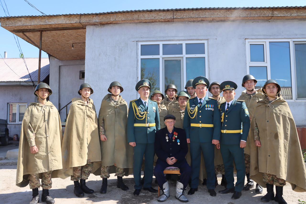 Гвардейцы вручили памятные медали ветеранам от имени Президента