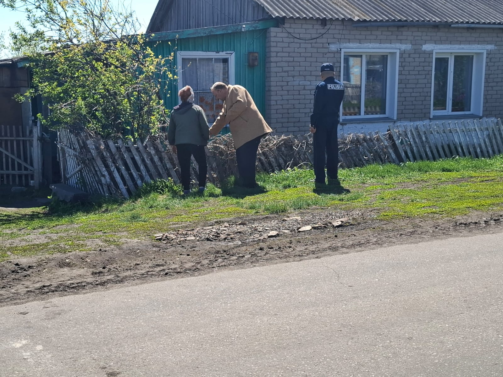 Дубровное ауылдық округінің әкімі учаскелік полиция қызметкерімен бірге Дубровное ауылында үй-үйді аралап аула учаскелерін абаттандыру бойынша жұмыстар  жүргізді.