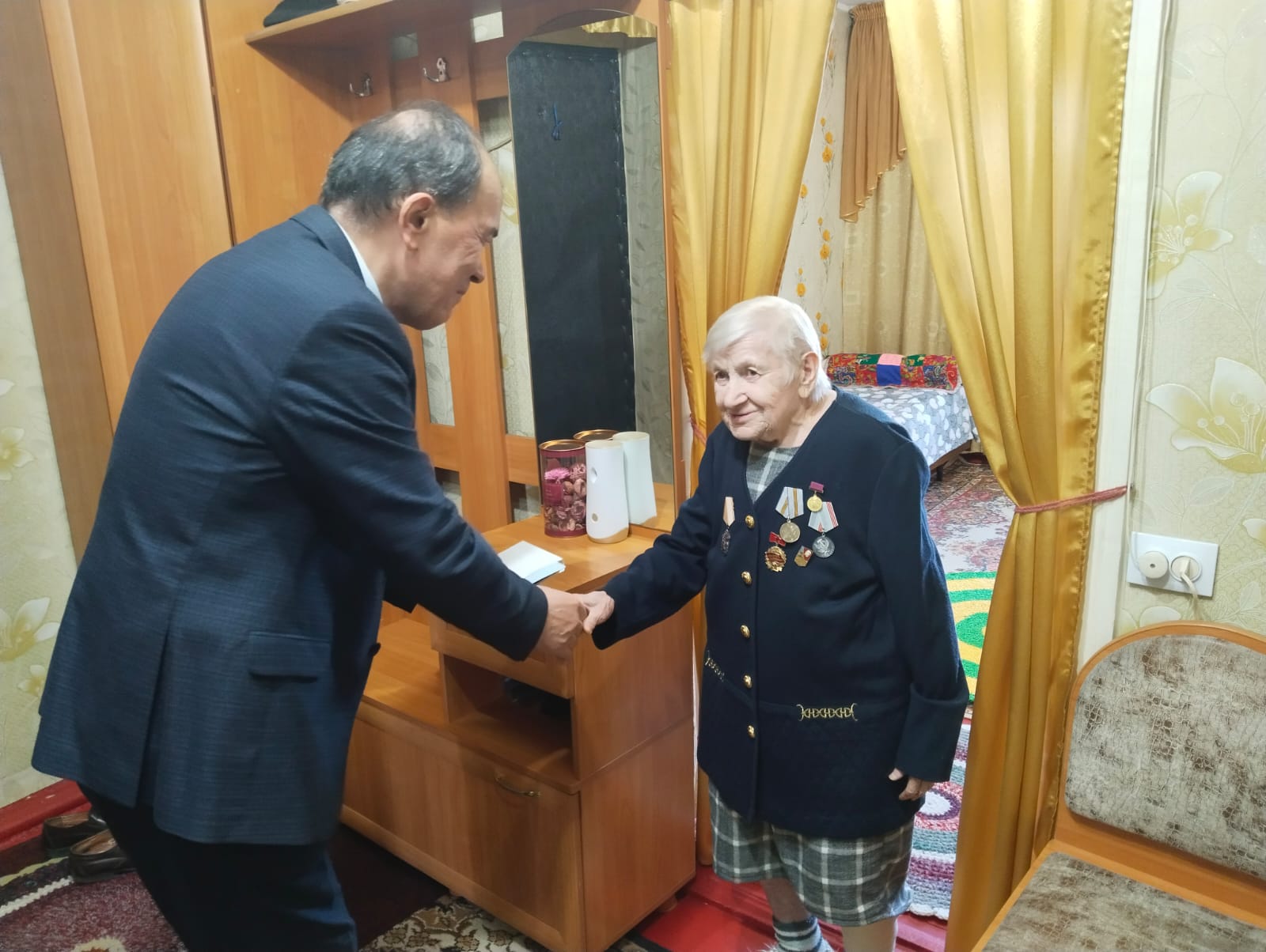 Ұлы Жеңістің 80 жылдығы қарсаңында мәслихат төрағасы еңбек майданының ардагерлерін құттықтады