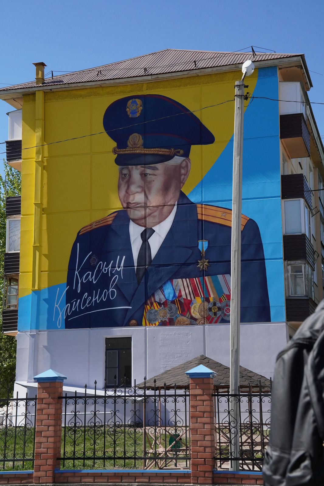 Қасым Қайсенов ауылының тұрғын үйінде халық қаһарманына арналған мурал пайда болды