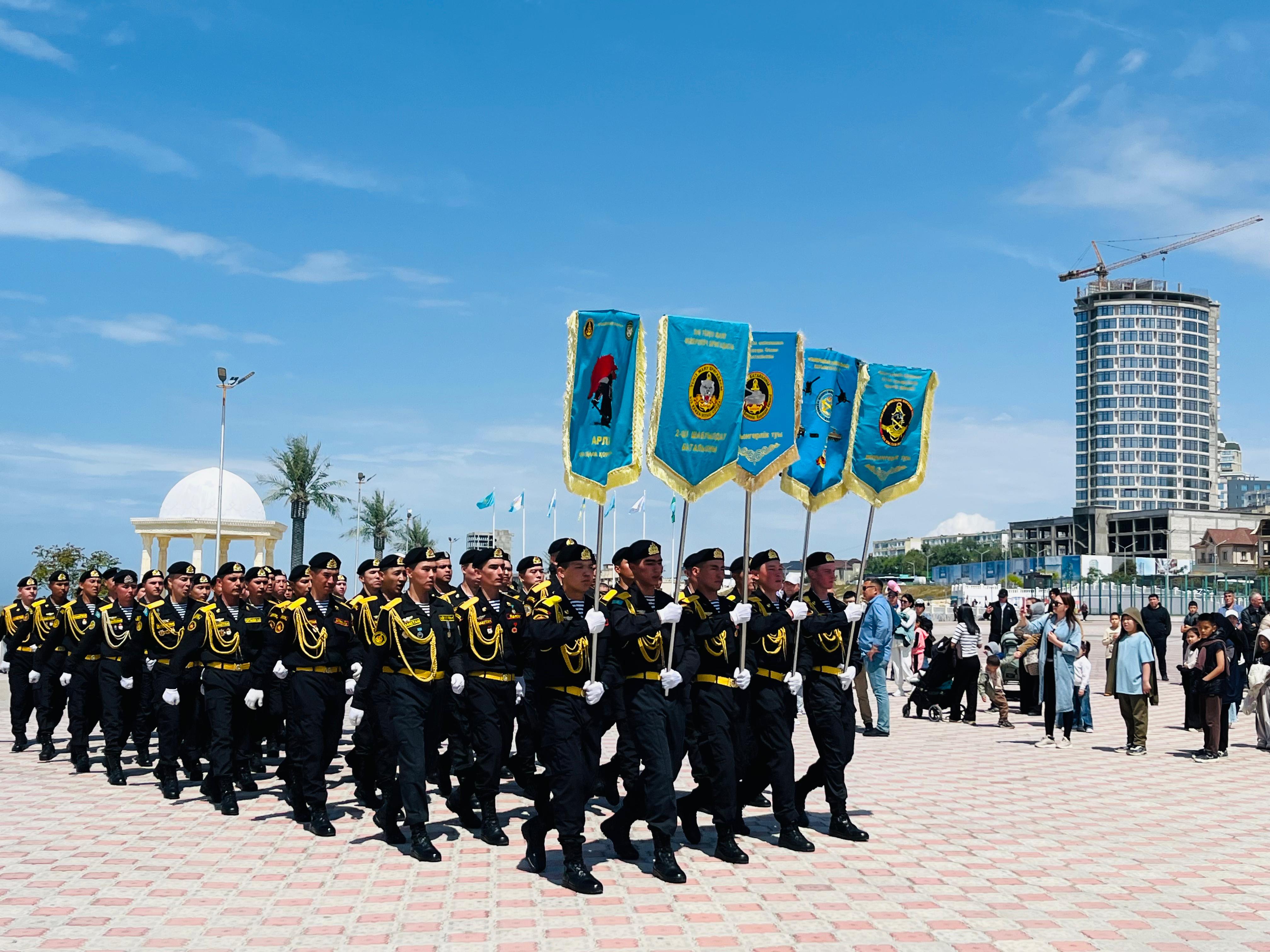 Ақтауда әскери бөлімдер арасында сапта жүріп ән айту байқауы өтті