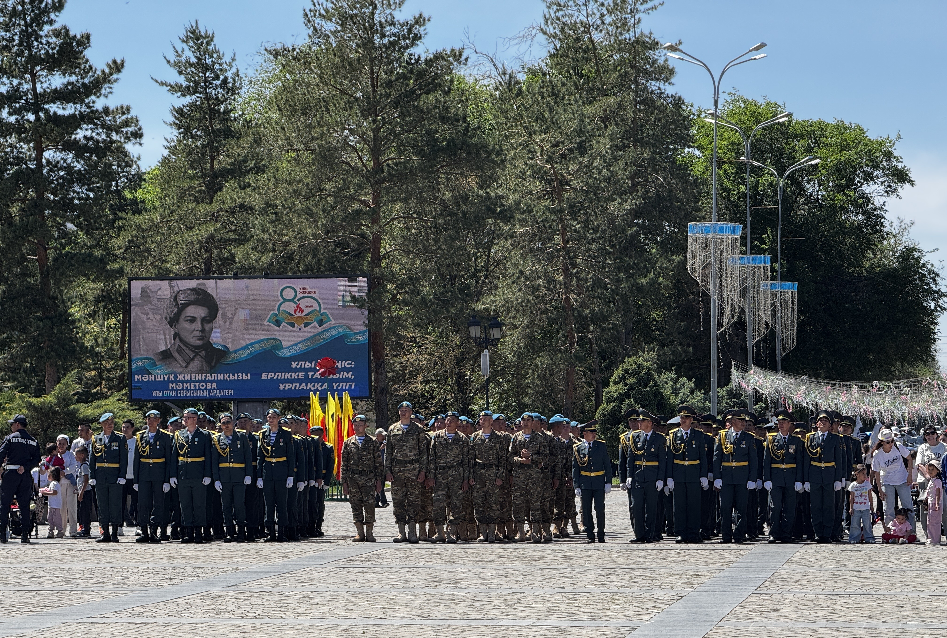 Жүректерге жігер сыйлаған Отан қорғаушылар күні концерті