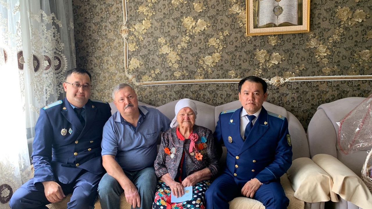 Прокуратура Бурабайского района поздравила тружеников тыла с 80-летием Победы в Великой Отечественной войне