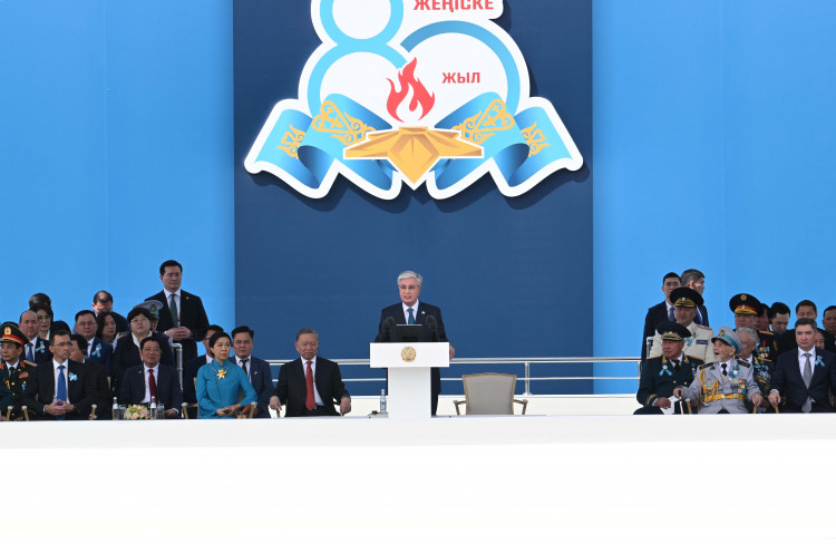 Президент Қасым-Жомарт Тоқаев пен Вьетнам Коммунистік партиясы ОК Бас хатшысы То Лам әскери парадты тамашалады