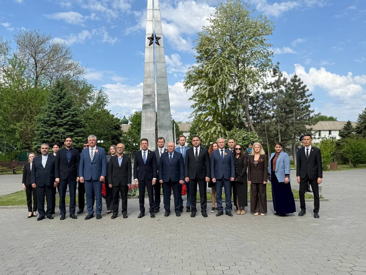 Бас консулдықтың өкілдері Ұлы Отан соғысы жылдарында қаза тапқандарды еске алу үшін Астраханьға гүл шоқтарын қойды