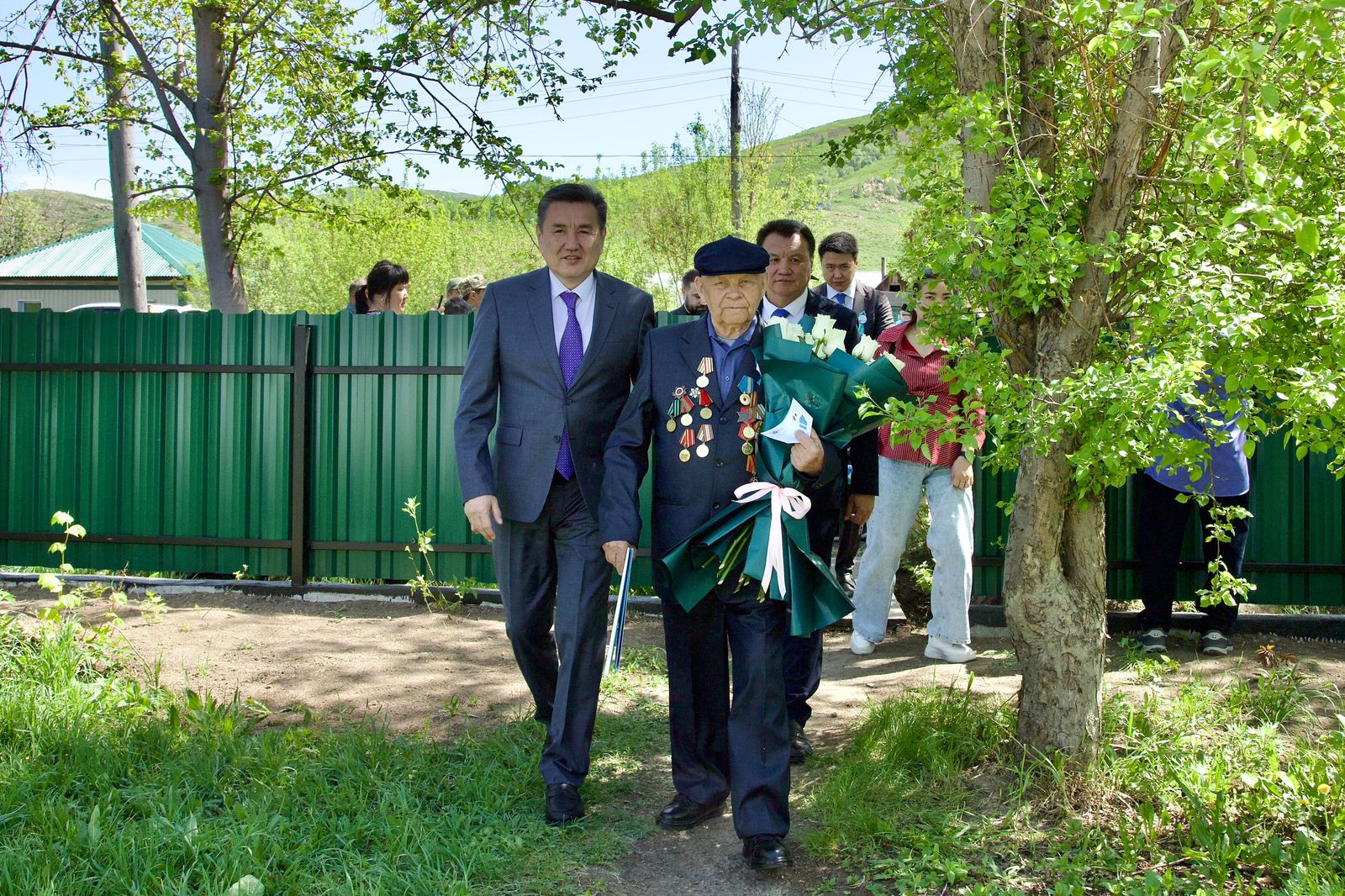 Аким ВКО поздравил поздравил 99-летнего ветерана с 80-летием Победы