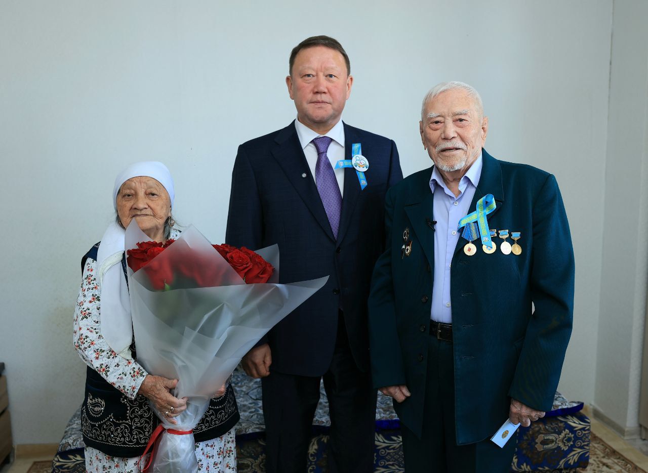 Қостанай облысының әкімі Қасымхан Алдабергеновті Жеңіс күнімен Мемлекет басшысының атынан құттықтап, мерейтойлық медаль табыс етті