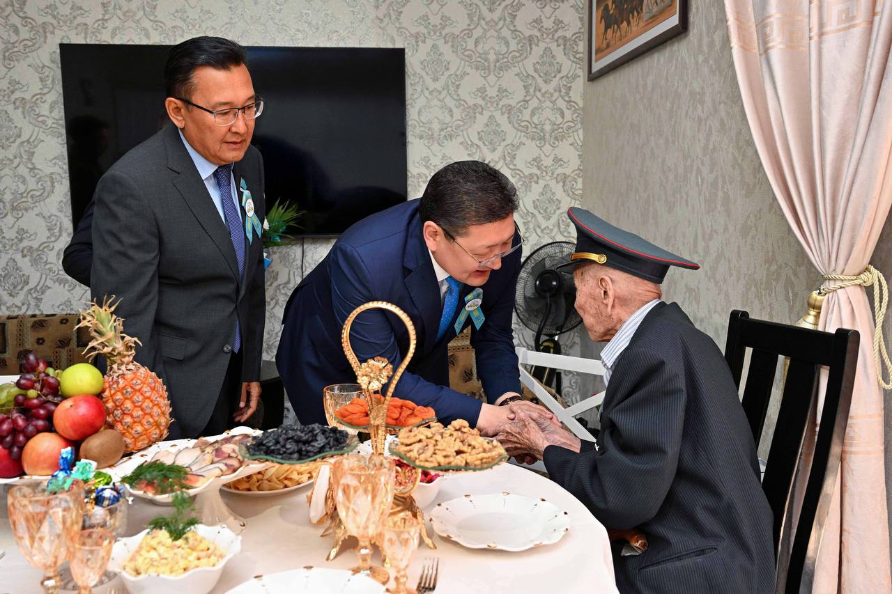 Облыс әкімі соғыс ардагерлерін Жеңіс күнімен құттықтады