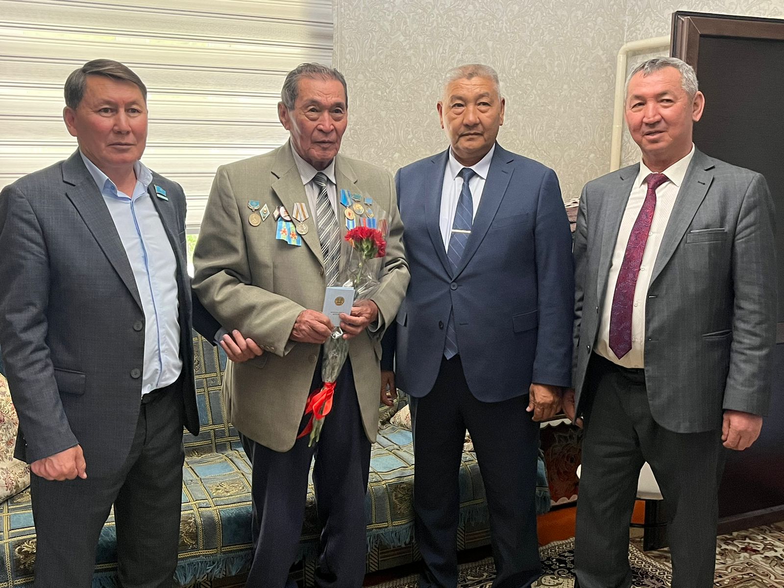 Қарақыстақ ауылдық округінде тыл ардагерлері марапатталды