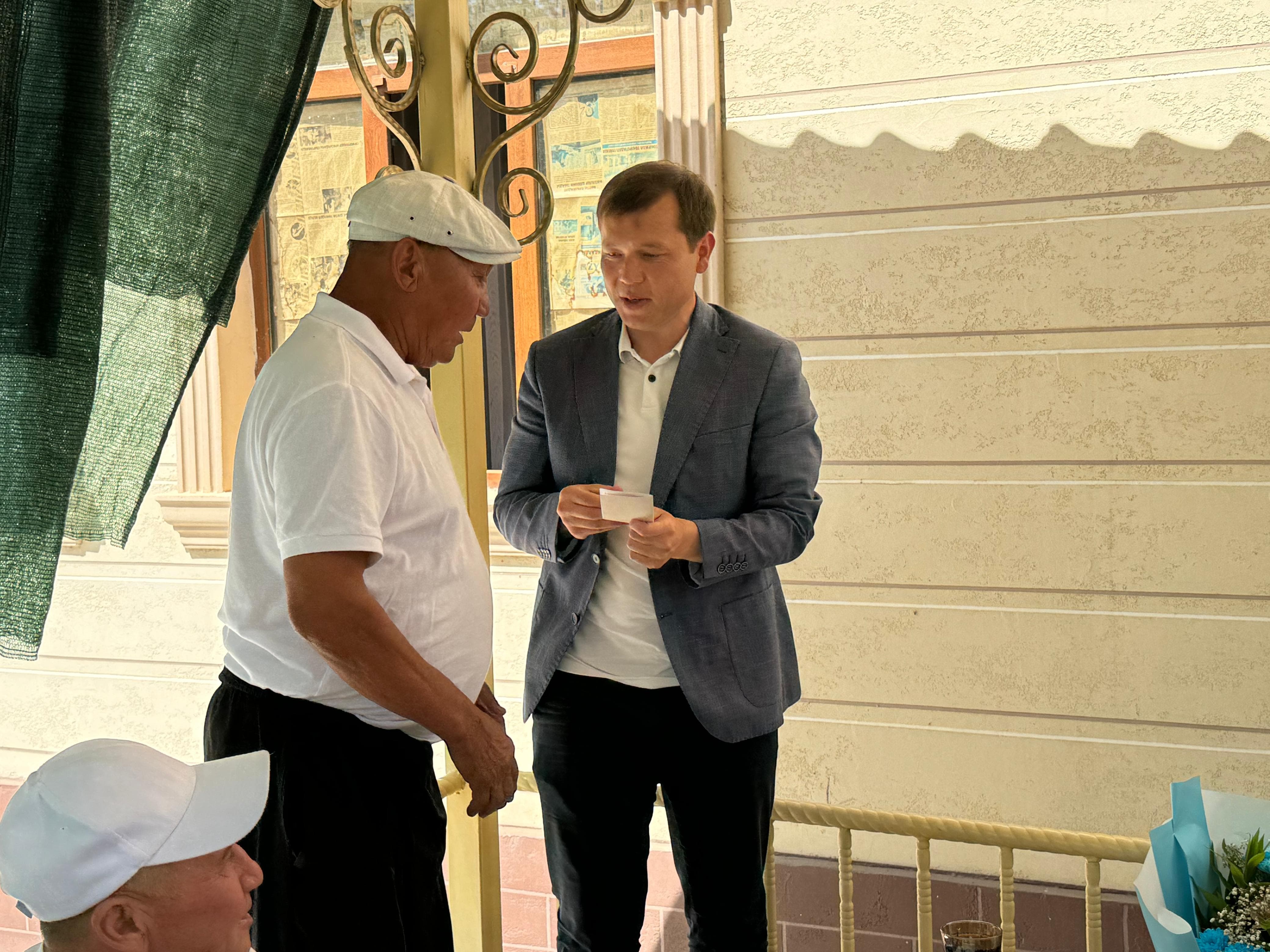 ⚜️Ақыртөбе ауылының тұрғындарына "Отан қорғаушылар" - күніне орай мерекелік төс белгісі табыс етілді!