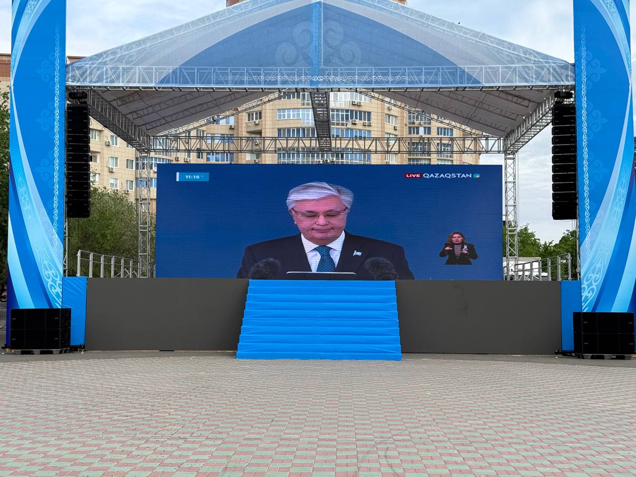 Атыраулықтар әскери шеруді LED экраннан тамашалады