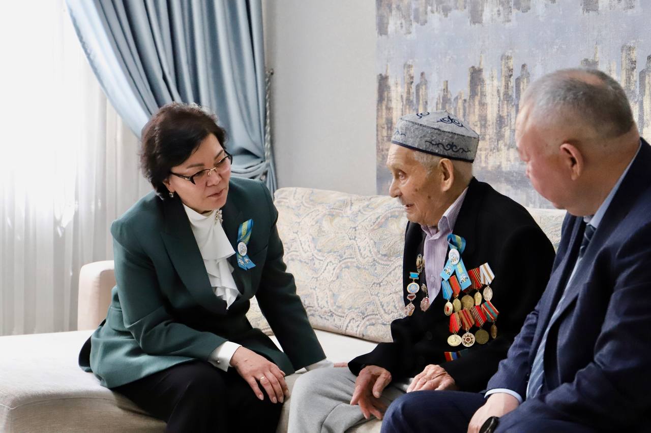 С. Жакупова поздравила 102-летнего ветерана ВОВ с 80-летием Победы