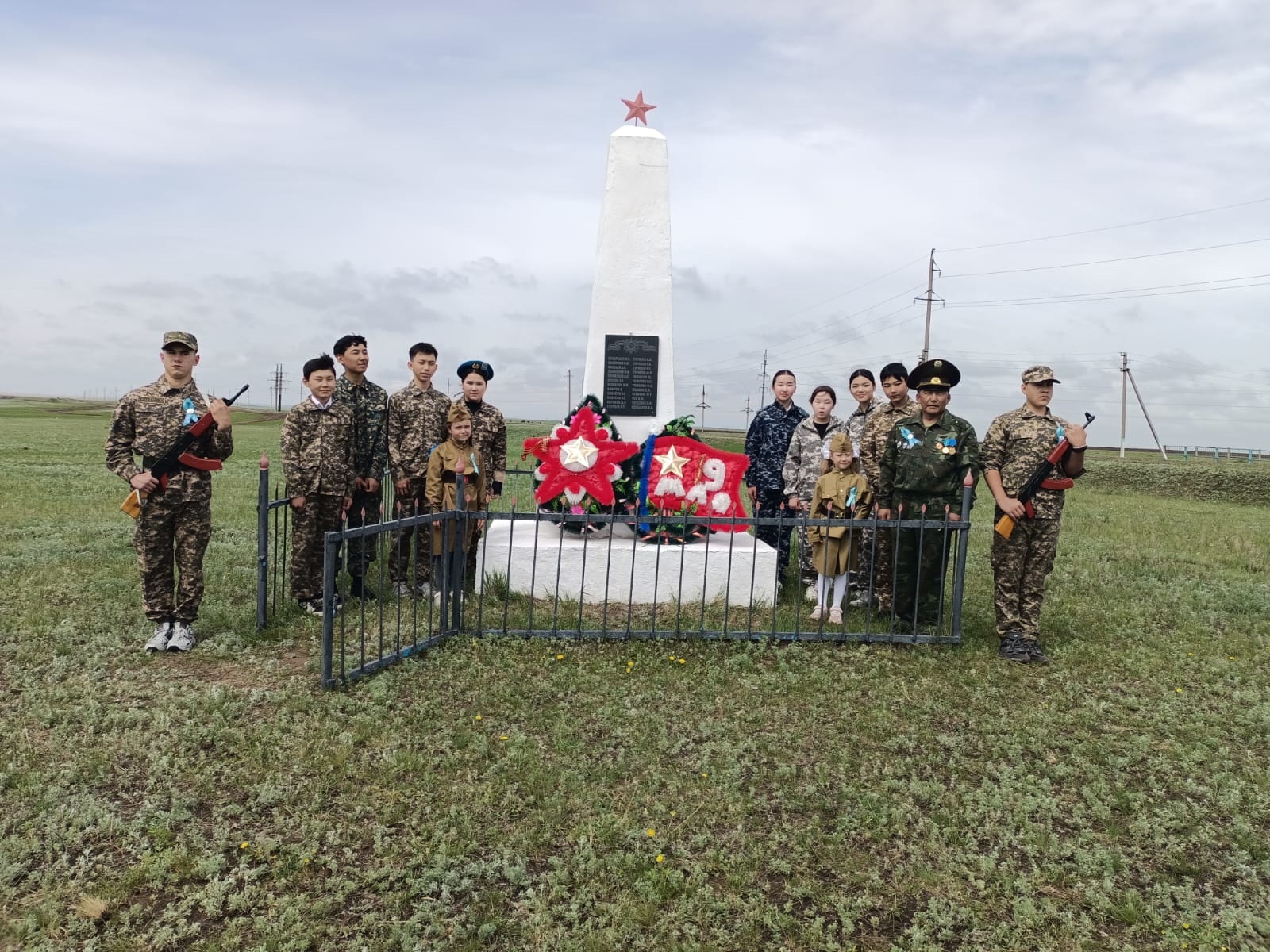 Бүгін Жданов ауылында орналасқан Ұлы Отан Соғысына арналған обелискке салтанатты түрде гүл шоқтарын қою рәсімі өтті