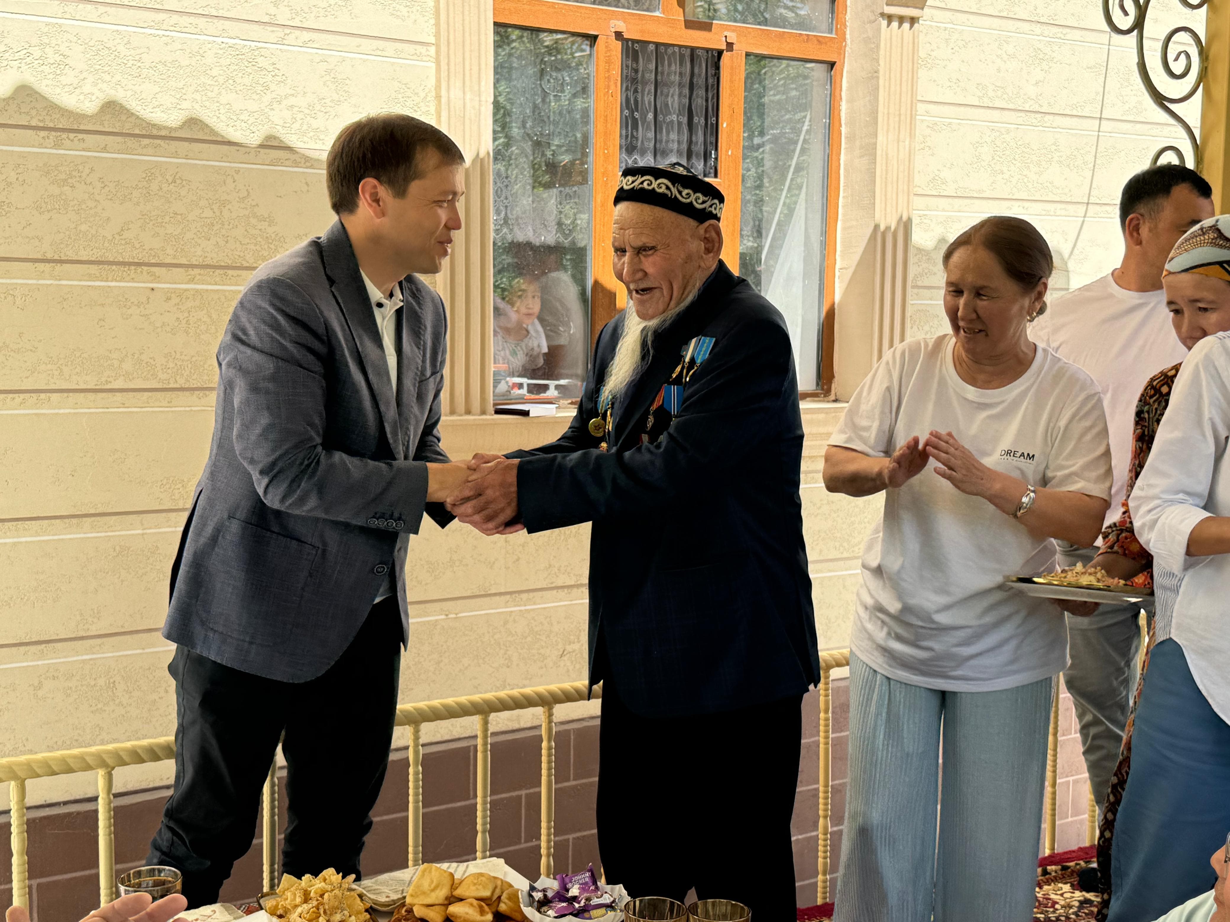 ⚜️Ақыртөбе ауылының тұрғындарына жеңістің-80 жылдығына орай мерекелік төс белгісі табысталынды!⚜️