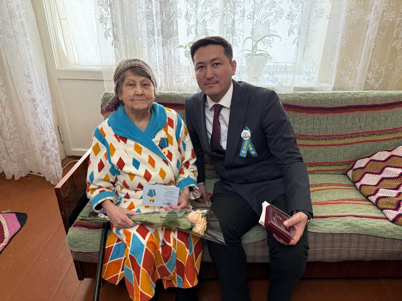 9 Мамыр мерекесі қарсаңында қаламыздағы тыл ардагерлері мен бұрынғы тұтқындарға бардық.