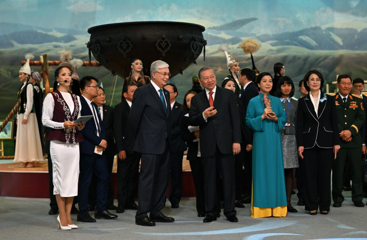 Қасым-Жомарт Тоқаев пен То Лам «Этноауыл» көрмесін аралады