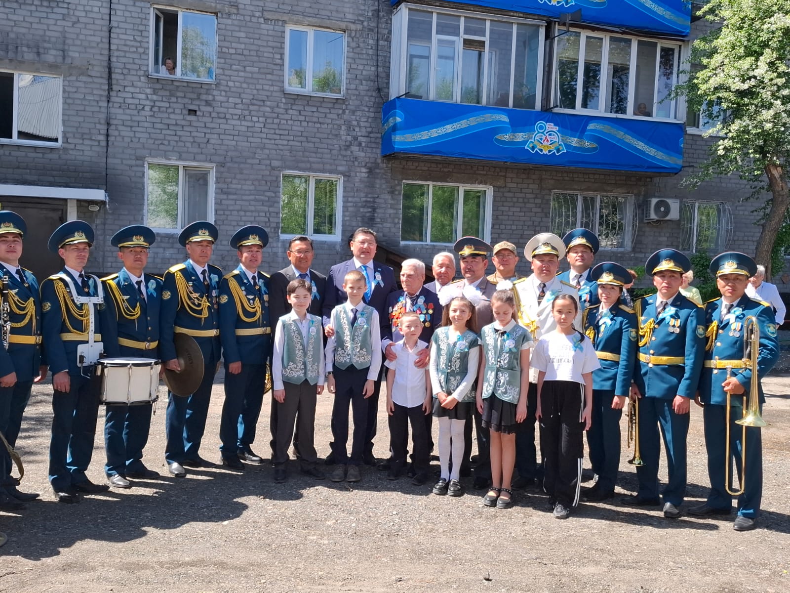 Mектеп оқушылары Ұлы Отан соғысының ардагерлерін, тыл еңбеккерлерін мерекемен құттықтады.