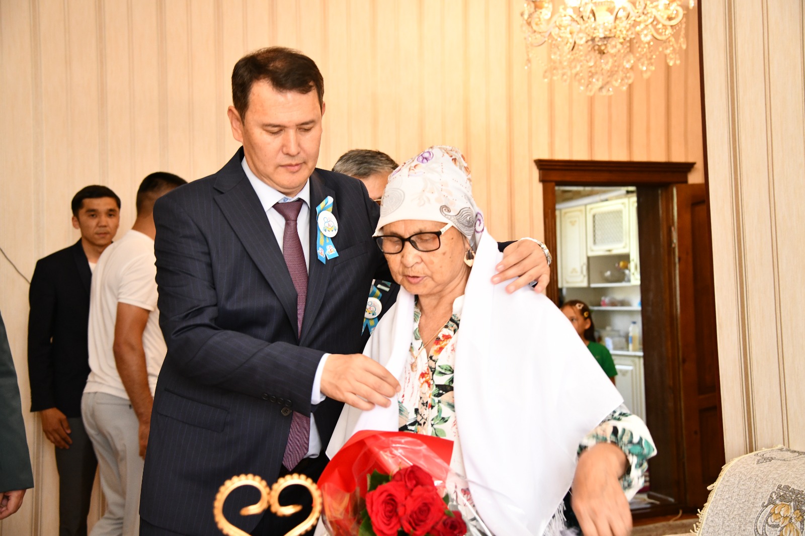 АУДАН ӘКІМІ ҰЛЫ ОТАН СОҒЫСЫ АРДАГЕРЛЕРІНІҢ ЖЕСІРЛЕРІН ҚҰТТЫҚТАДЫ