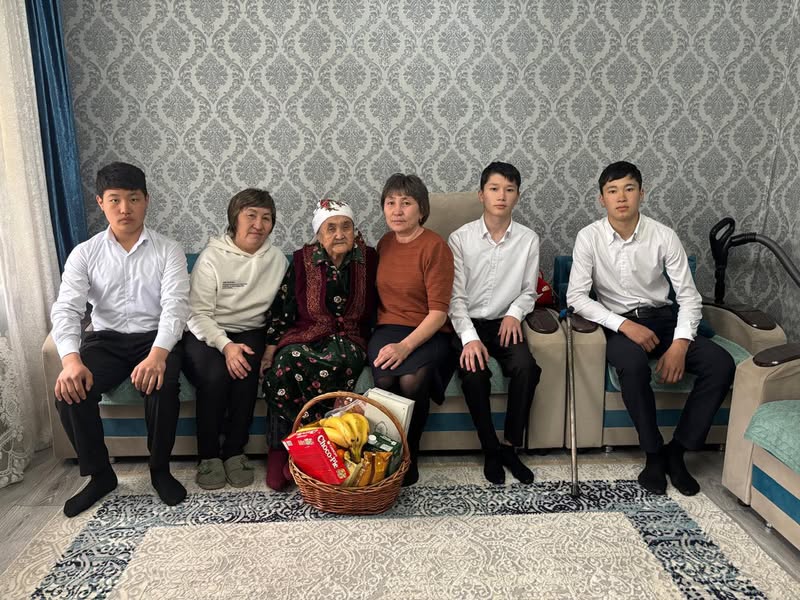 Ұлы Жеңістің 80 жылдығына орай, Тұғыл ауылындағы Ш.Уәлиханов атындағы орта мектеп  оқушылары тыл ардагері Садықова Рәш апаның үйіне барып, мерекемен құттықтады.