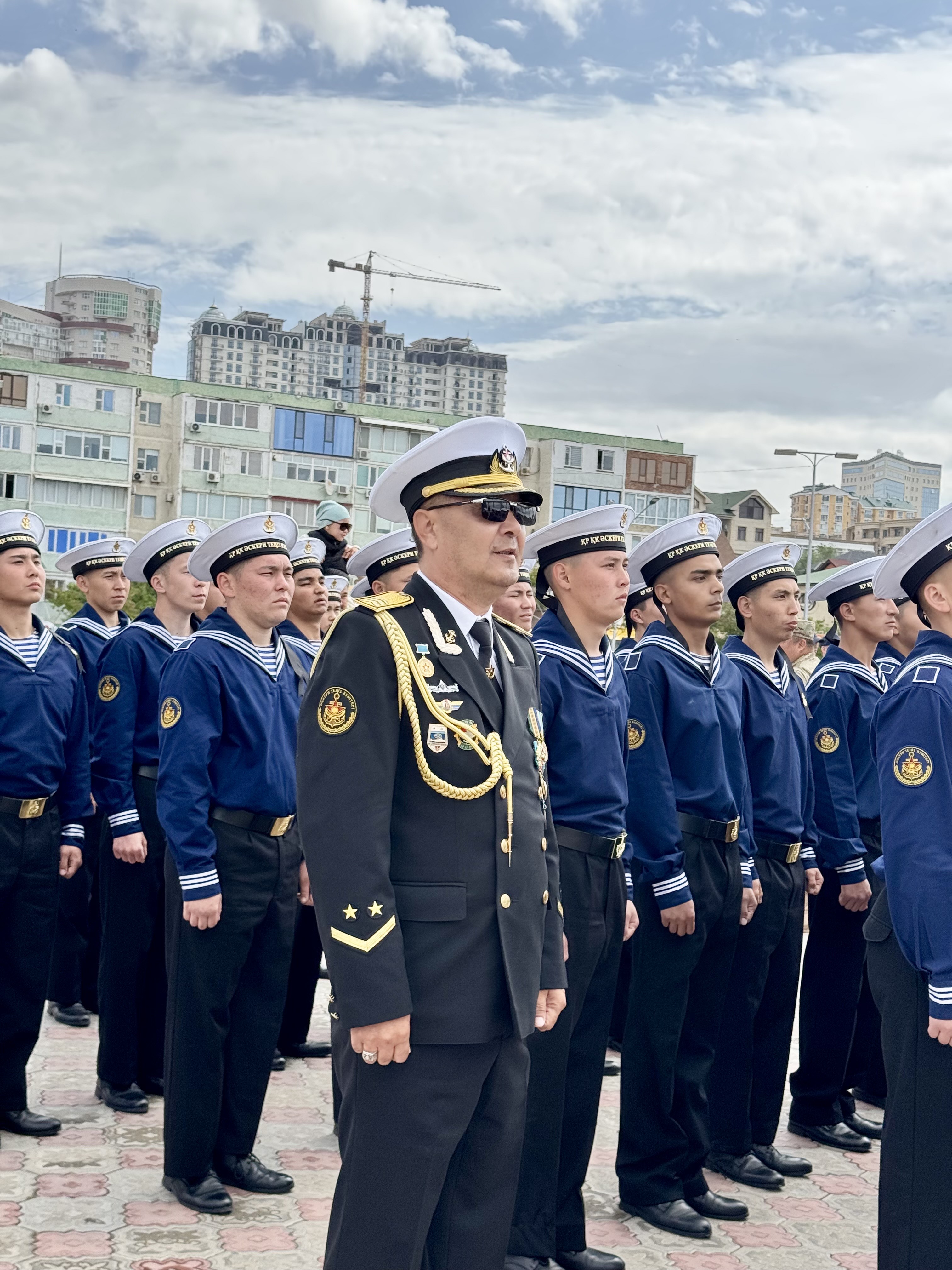 Ақтаулық сарбаздар сапта ән салып бақ сынады