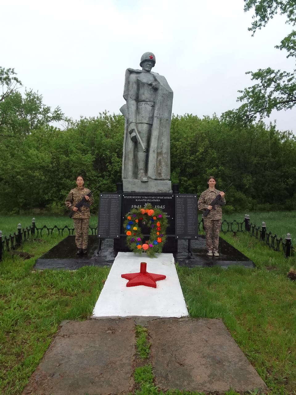 Святодуховка селосында Ұлы Отан соғысы ескерткішіне гүл шоқтарын қою. Қарағай ағаштарын отырғызу.