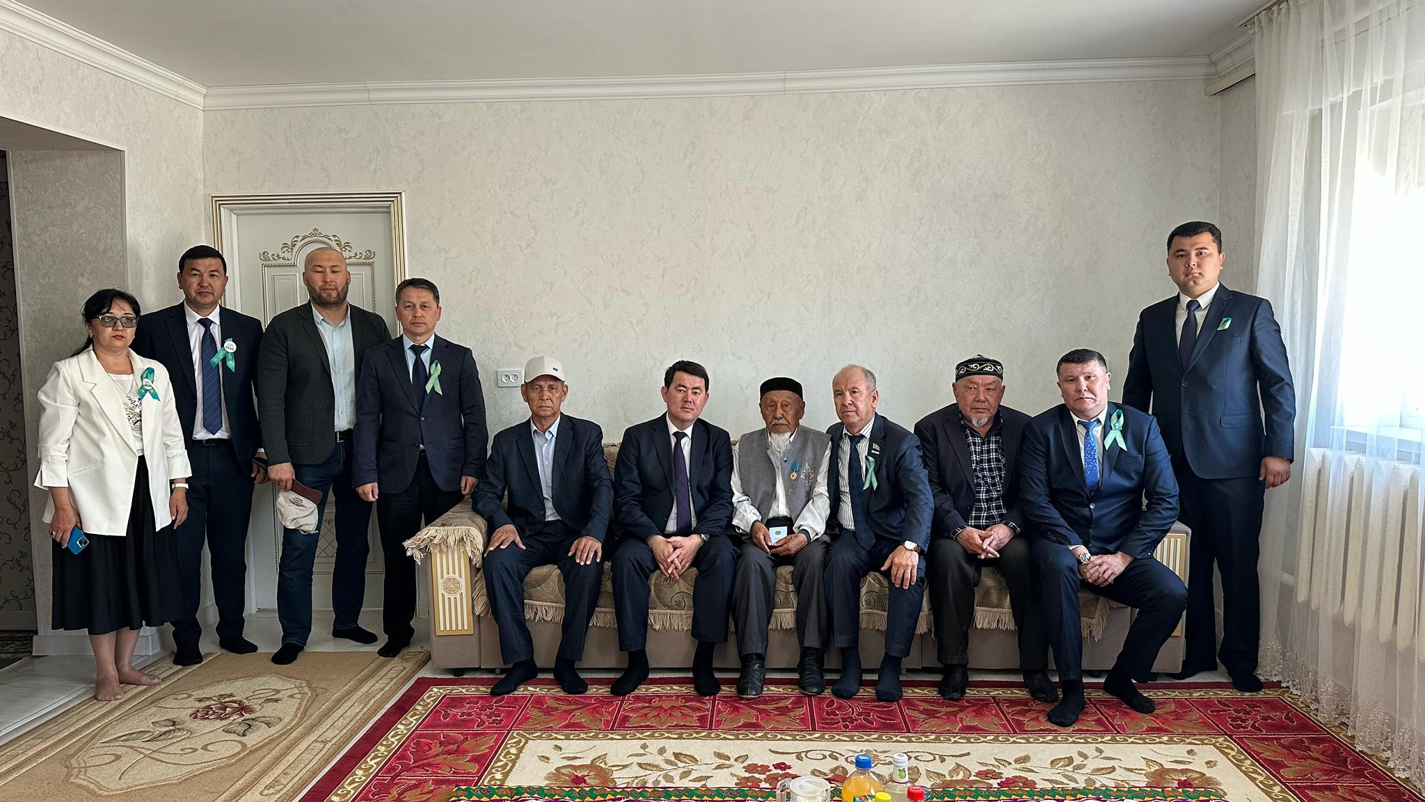 Тыл ардагерлеріне тағзым: Жаңаөзенде ардагерлердің үйіне барып құрмет көрсетілді