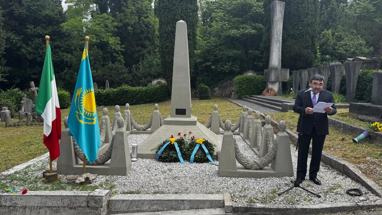 Қазақстанның Италиядағы Елшісі Ерболат Сембаев Италияның солтүстік өңірлерін азат ету кезінде қаза тапқан қазақстандық жауынгерлерге арналған ескерткішке гүл шоқтарын қойды