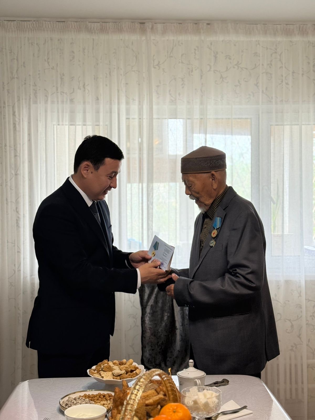 Ақтау қаласының әкімі Жеңіс күні қарсаңында 88 жасқа толған тыл ардагерін құттықтады