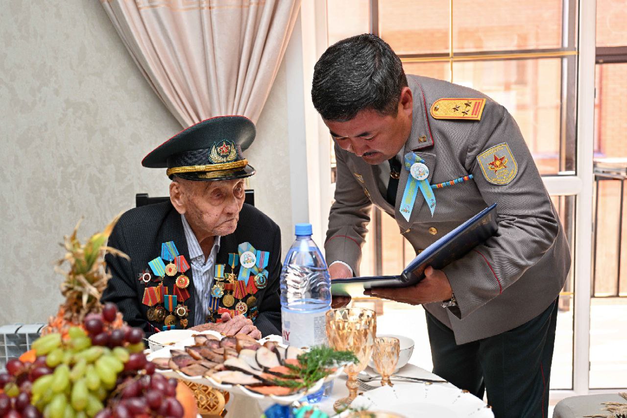 В Семее поздравили ветеранов с 80-летием Великой Победы